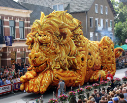 itscolossal:  The Annual ‘Corso Zundert’ Flower Parade Features