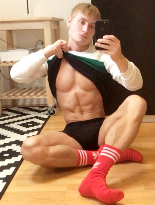 socksandskins:https://socksandskins.tumblr.com/