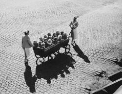  Toni Schneiders Kindergartenfuhre, 1956 , Germany  