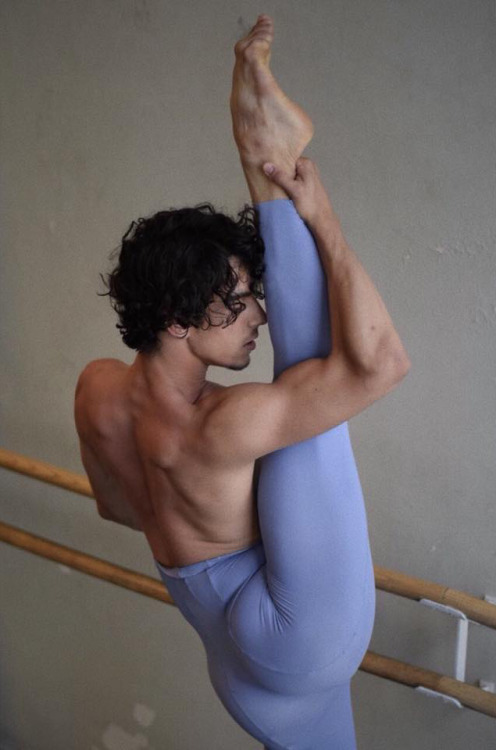 dancermen:  dance-world:    Mihael Belilov - Ballett Magdeburg