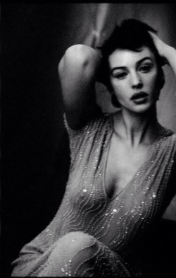 transparencydelights:  {tʁɑ̃s.pa.ʁɑ̃s}  Monica Bellucci