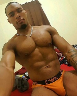 therealdealfreakumlounge:   One of the sexiest guys on the web