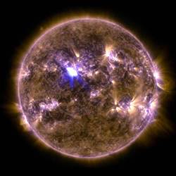 astroperlas:  Fulguración solar vista por el SDO (NASA).