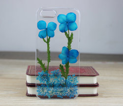 staceythinx:  Pressed flower clear phone cases from Flower Cases