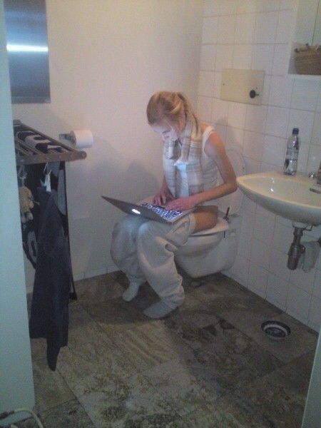 1nobodyknowsme1:  dimitrivegas:  toilet girl      (via TumbleOn)