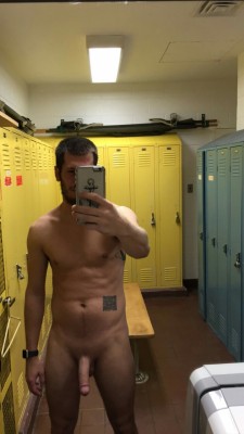 sextinguys:  Jeff Folkers loves stripping in the locker room,