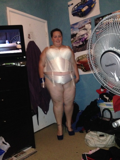 Kirra has gained her way to a BMI of 50! @bbwmissgloop 			28GG 			5'4" 			290  /- 			 			131.5 kg 			BMI: 49.8 		