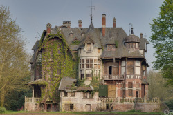 abandonedandurbex:  Agatha Faversham’s haunted mansion. Photo