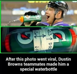 agirlinlovewithhockey:  Awe his teammates care