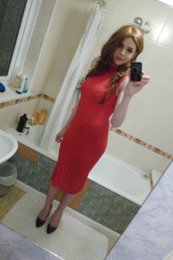 lucy-cd:  Pictures  Love this red dress, it’s incredible, so