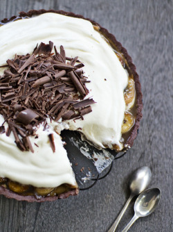 celebratewithcake:  chocolate passionfruit banoffee pie (by spicyicecream)