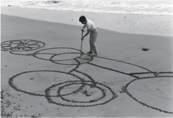 gutaigroup: Atsuko Tanaka, Round on Sand, 1968 