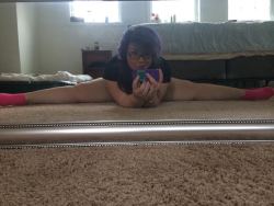 chubby-bunnies:  Who says chubby girls can’t be flexible? =P
