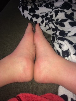 scarletslutmolly:  Freshly pedicured toes
