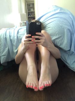 where-the-toes-are:    Mademoiselle PeachyWhere the TOES are.