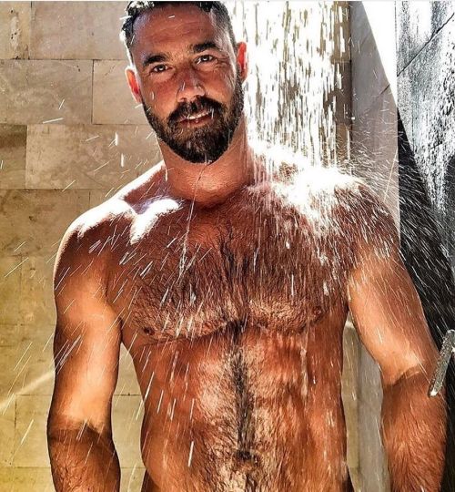 beardedhairyscruffhunks:  Welcoming the sexy @greatcanadians