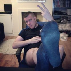 scottsniffsocks:  http://www.scottxxx.com #gayfeetworship #gayporn