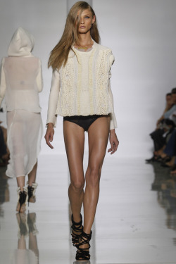 vogueappeal:  mulberry-cookies:Anna Selezneva @ Kanye West Spring