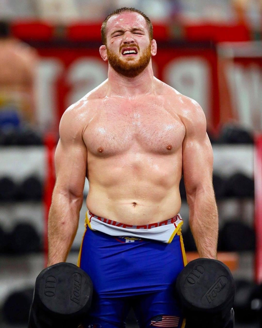 Com uma devoção
ao espiritismo
,
 Escorpião mostrando seu corpo nu, com forma muscular na praia
