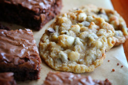 nom-food:  Chocolate chip cookie brownie sandwich 