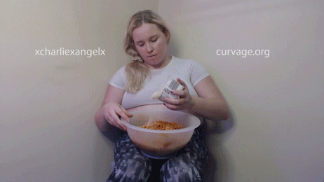 messy-cuties:Super sloppy spaghetti stuffing by xcharliexangelx!