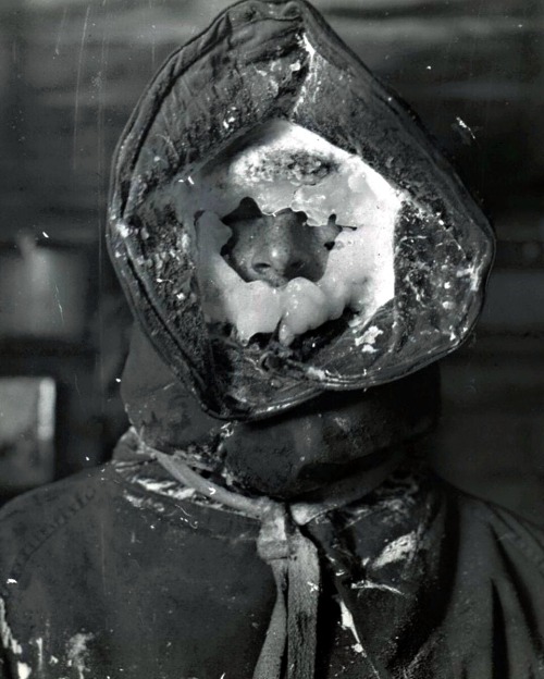 Masque de glace par Franck Hurley, lors de l'Expédition antarctique