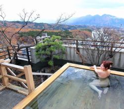 Japanese onsen, via oguro.keita  群馬県 伊香保温泉「美松館」屋上にある絶景の男女別露天。貸切露天としても利用できます。