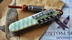 cuscadi:  Victorinox Pocketknife “slimer” custom made G10