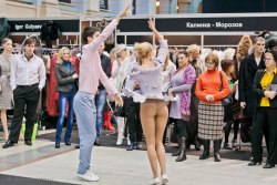 in-pantyhose:  Street dancer flashing butt in nude pantyhose.Woman