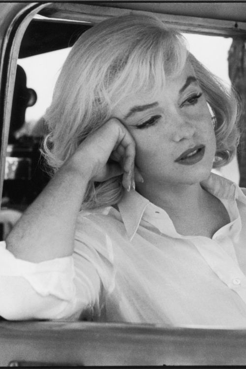 blondebrainpower:Marilyn Monroe filming a scene for John Huston’s