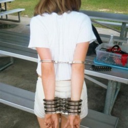 handcuffedgirls:  Adoro esta foto kkk, cheia de algemas #handcuffs