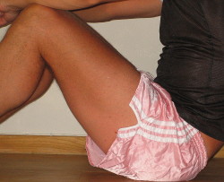 shorts-and-underwear:  Pink shorts 