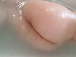 goddess-of-rain:My bath tub is no longer broken!!