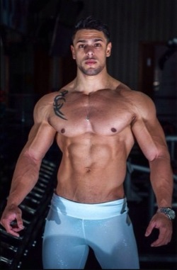 desbeauxmales:  Bien large comme j’aime …..  