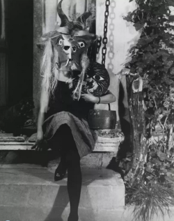 grigiabot:  Kati Horna  Muyer y mascara, Ciudad de Mexico, 1963