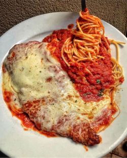 everybody-loves-to-eat:  chicken parmesan(source)