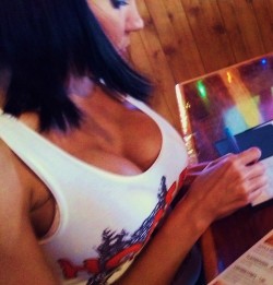 pornismyheroin:  Why I love Hooters!