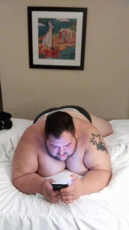 chubbylove83:  :)-    Love that belly down bed cleavage