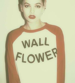 kiriakosch:  if youre a wall flower raise your hand ✋ on We