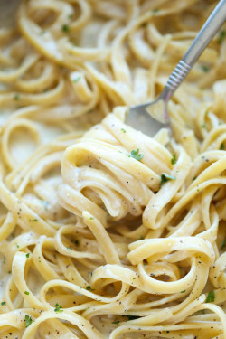 vodkachristmas:  prettypasta:  One Pot Garlic Parmesan Pasta