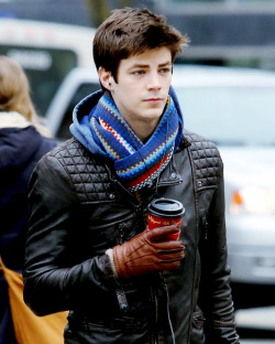  Grant Gustin’s Morning Routine-“Have a coffee before I leave;