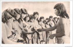 Via DelcampeExpedição Othon H. Leonardos - 1938Chefe Crao distribuindo presentes as mulheres. Aldeia da Cabeceira-Grossa, limites de Goiás com o Maranhao