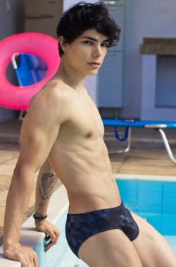 nuts4speedos:  pavy-p: Pretty boy!