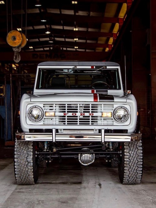 utwo:  Vintage Ford Bronco© Gateway Bronco