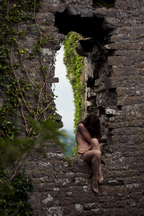 terriblyserious:  Carrigogunnell Castle near Clarina, Ireland after a harrowing 10km hike from Limerick model: kyotocat photographer: terriblyserious