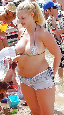 bbwbeach:  she can’t fit in her slutty short shorts anymore