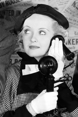 barbarastanwyck:  Bette Davis in Front Page Woman (1935) 