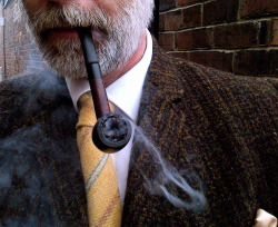 Love the smell of pipe tobacco :)