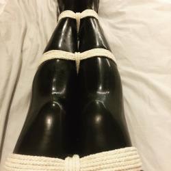 pinkstarsfallinginreverse:  I even put my latex stockings on