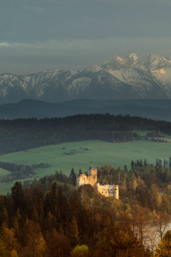 tulipnight:  niedzica castle & tatra mountains by Jozef